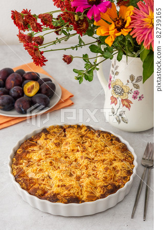 Plum cake with almond flakes Plum cake with almond flakes 82739165