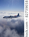 一架 P-3C 獵戶座巡邏機在延伸到地平線的雲海下盤旋。 82739658
