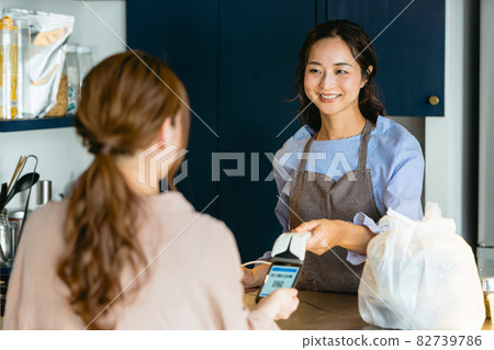 在咖啡館(餐廳)進行條形碼支付的女性 在咖啡館(餐廳)進行條形碼支付的女性 82739786