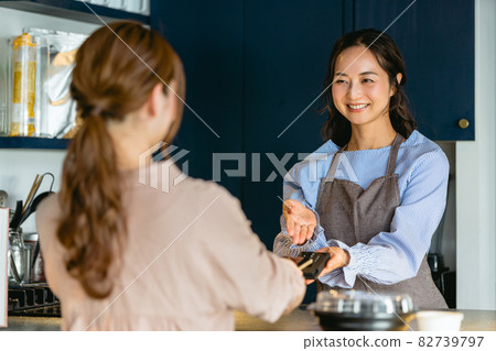 Women making smartphone payments at cafes (restaurants / takeout) 82739797