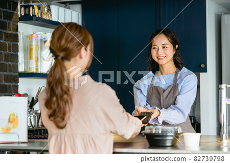 Women making smartphone payments at cafes (restaurants / takeout) 82739798