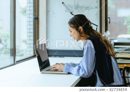 密集工作的女性（家庭、遠程工作、辦公室） 82739859