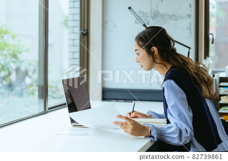 處理材料的女性（家庭、遠程辦公、辦公室） 82739861