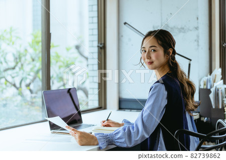 處理材料的女性（家庭、遠程辦公、辦公室） 82739862