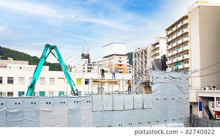 It is the scenery of the construction site. It is a construction scene complete with safety measures. 82740922