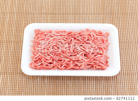 食物托盤中的碎肉 82741112
