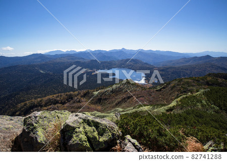 Autumn Ozenuma overlooking Hiuchigatake 82741288