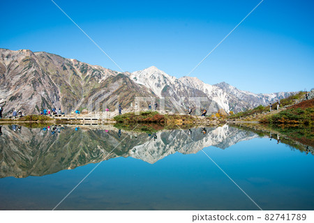 秋天的白馬三山倒映在八方池 82741789