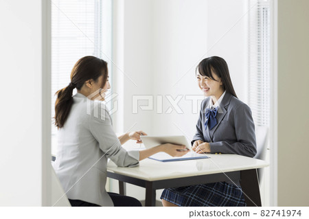 在補習班面試的女學生 高中生 初中生 82741974