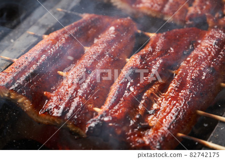 Bake the eel 82742175