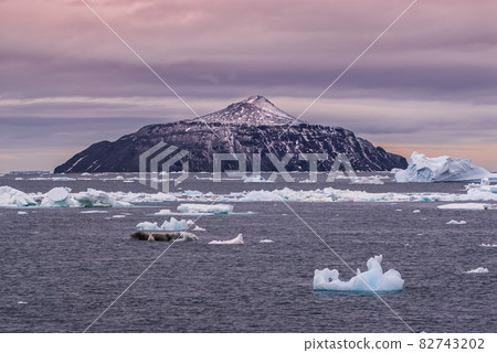 Wild frozen landscape, Antarctica Wild frozen landscape, Antarctica 82743202