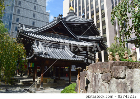 我在初秋的午後參觀的京都市六角堂是一座被建築物包圍的放鬆和祈禱的寺廟。 82743212