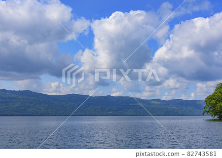 和琴半島的屈斜路湖 和琴半島的屈斜路湖 82743581