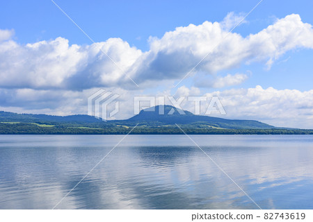 和琴半島的屈斜路湖 82743619