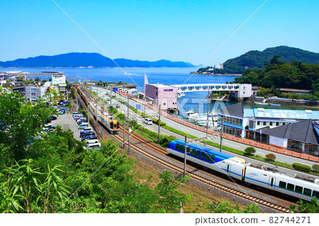 Scenery of Toba City where various Kintetsu limited express trains come and go 82744271