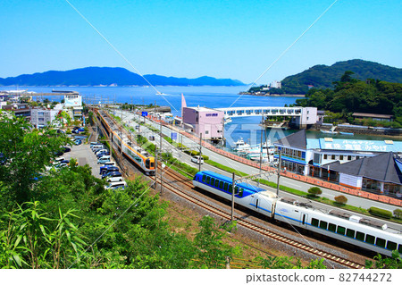 各種近鐵特快列車來來去去的鳥羽市的風景 82744272