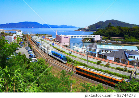 Scenery of Toba City where various Kintetsu limited express trains come and go 82744278