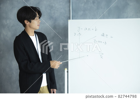 Male instructor 82744798