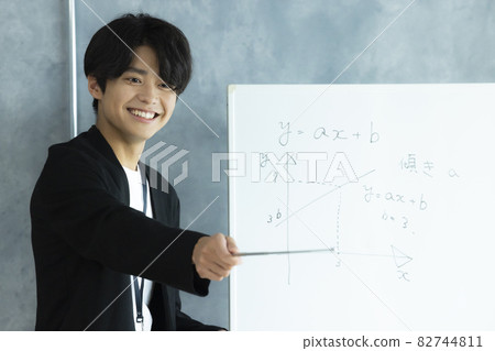 Male instructor 82744811