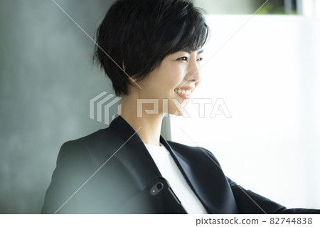 Female instructor Female instructor 82744838