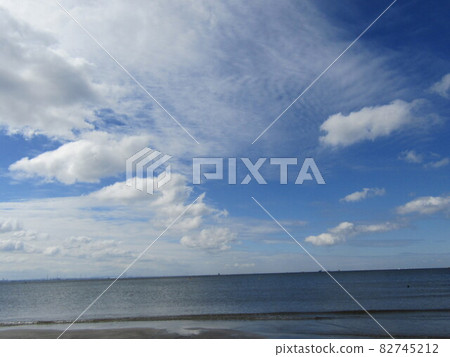 藍天和白色雲彩在秋天Inage沿岸航行 82745212
