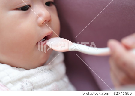 0-year-old baby who started baby food 82745899