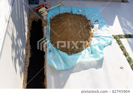 從花壇中清除土壤並添加堆肥以改善土壤。 82745904