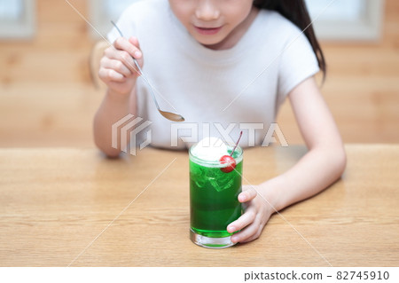 喝奶油蘇打水的女孩 喝奶油蘇打水的女孩 82745910