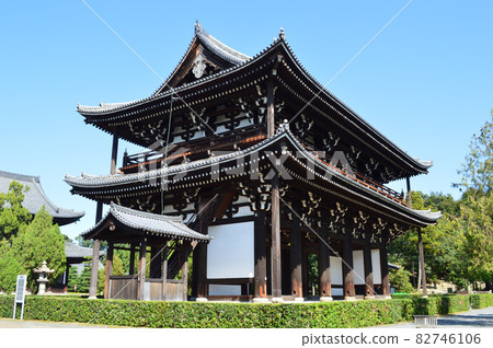 在晴朗的秋日的下午,我參拜的東福寺的國寶三門非常強大。 在晴朗的秋日的下午,我參拜的東福寺的國寶三門非常強大。 82746106