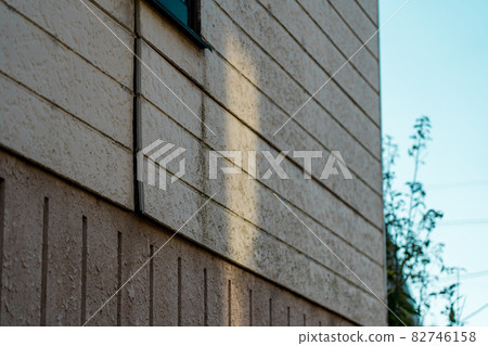 Cracks in siding joints 82746158