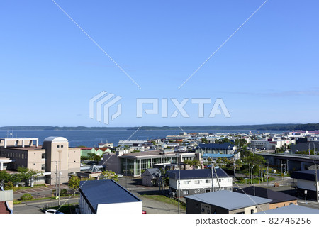 北海道東部厚岸的大海、橋樑和城鎮 82746256