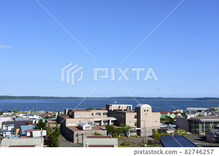 北海道東部厚岸的大海、橋樑和城鎮 82746257