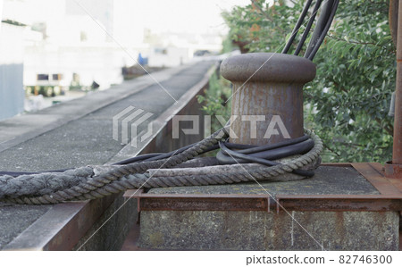 A mooring pillar to which a mooring rope (hawser) is connected (Kizugawa, Taisho-ku, Osaka) 82746300