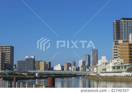 中午後從大正橋附近看大阪的城市景觀 中午後從大正橋附近看大阪的城市景觀 82746307