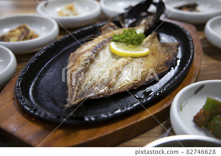 Golden grilled mackerel with salted sauce 82746628
