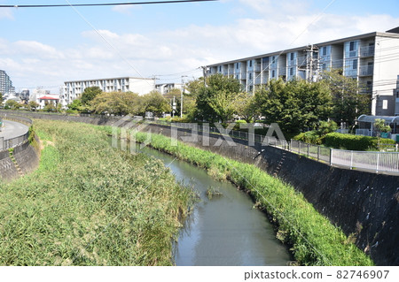 Chigasaki cityscape with a river 82746907