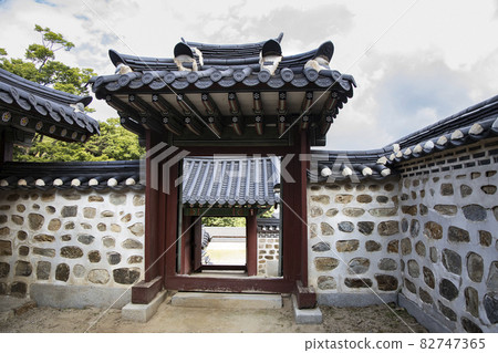 The middle gate of Namhansanseong Palace The middle gate of Namhansanseong Palace 82747365