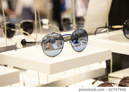 display stand sunglasses 82747948