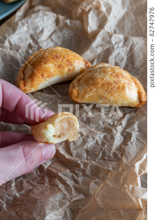 Mini empanadas stuffed with apple compote and cinnamon 82747976