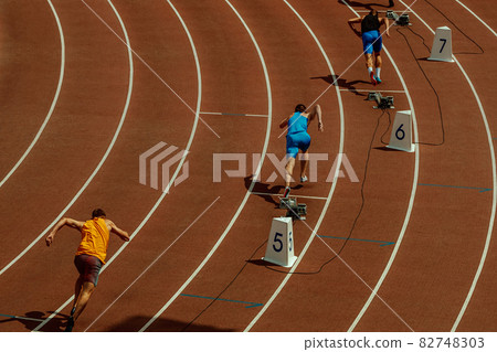 start of 400-meter race men runners athletes 82748303