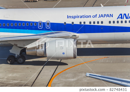 [ANA aircraft during taxiing at Haneda Airport Terminal 2] 82748431