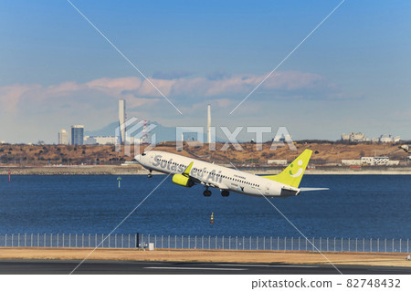 [Solaseed Air aircraft that took off from Haneda Airport Terminal 2 in the background of Tokyo Bay] 82748432