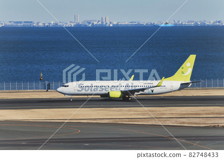 [Solaseed Air aircraft gliding just before takeoff from Haneda Airport Terminal 2 in the background of Tokyo Bay] 82748433