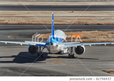 [ANA aircraft during taxiing at Haneda Airport Terminal 2] 82748437