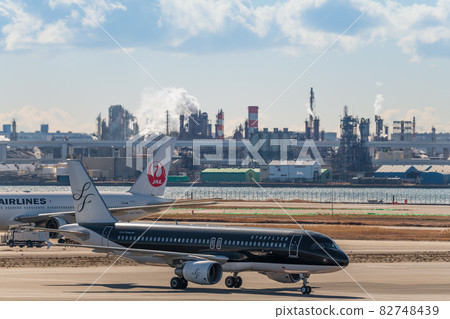[Haneda Airport Terminal 1 Star Flyer aircraft during taxiing] 82748439