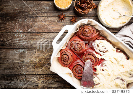 Homemade cinnamon rolls 82749875