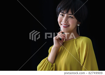 黑背短髮的年輕女子 82749909