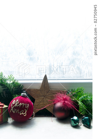 Christmas decorations on windowsil 82750945