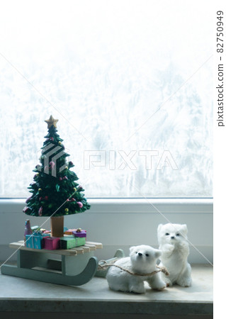 Christmas decorations on windowsil 82750949