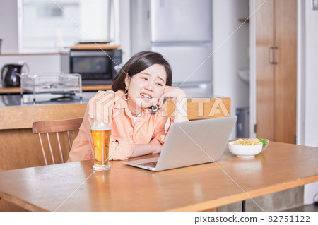 年輕婦女在網上喝酒聚會 82751122